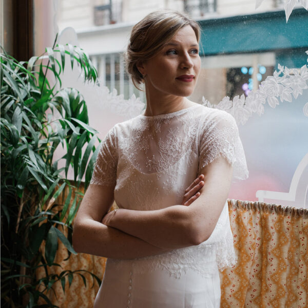 Top de mariée en dentelle blanc ivoire manches courtes. Haut mariage civil court. Acheter boutique paris et en ligne