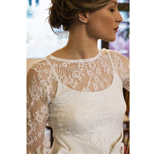 Top de mariée en dentelle blanc ivoire manches longues. Haut mariage civil court. Acheter boutique paris et en ligne
