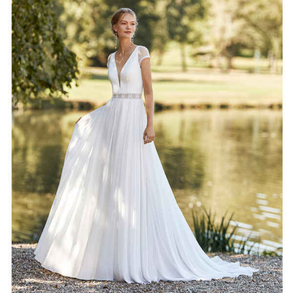Robe de mariée bohème Walter collection Alma 2021. robe de mariée fluide et dos transparent. Essayer boutique mariage paris