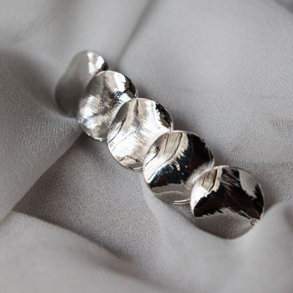 Barrette dorée en longueur ornée de 5 ronds. Accessoire de cheveux doré et stylé pour mariage ou quotidien. Acheter boutique Paris et eshop