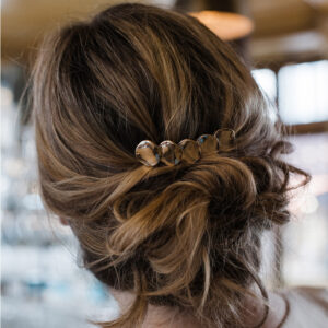 Barrette dorée en longueur ornée de 5 ronds. Accessoire de cheveux doré et stylé pour mariage ou quotidien. Acheter boutique Paris et eshop