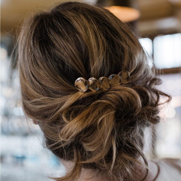 Barrette dorée en longueur ornée de 5 ronds. Accessoire de cheveux doré et stylé pour mariage ou quotidien. Acheter boutique Paris et eshop