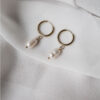Barrette dorée à décor de feuilles et perles. Accessoire de cheveux doré et stylé pour mariage ou quotidien. Acheter boutique Paris et eshop