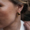 Boucles d'oreille dorées forme ruban. Bijou doré et stylé pour mariage ou quotidien. Acheter boutique Paris et eshop