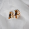 Boucles d'oreille dorées forme ruban. Bijou doré et stylé pour mariage ou quotidien. Acheter boutique Paris et eshop