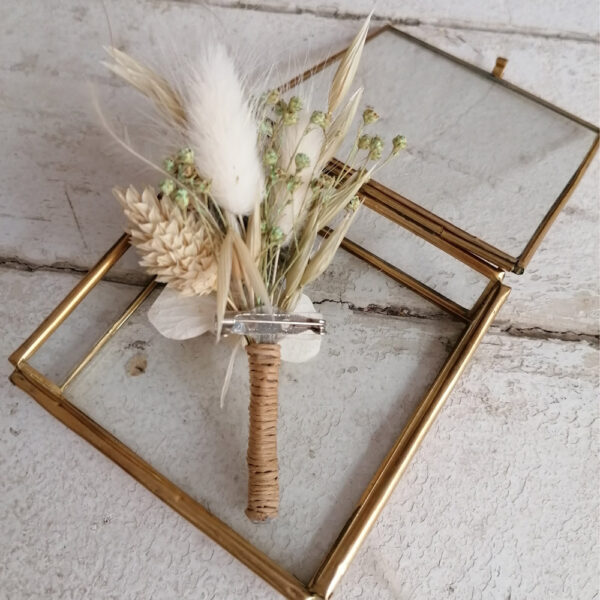 Boutonnière de fleurs stabilisées et séchées ivoire et chardon. Accessoire mariage champêtre homme. Acheter site en ligne et boutique Paris