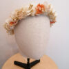 Couronne de fleurs stabilisées et séchées ivoire et touches pastel. Accessoire cheveux mariée. Acheter en boutique mariage à Paris en ligne