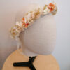 Couronne de fleurs stabilisées et séchées ivoire et touches pastel. Accessoire cheveux mariée. Acheter en boutique mariage à Paris en ligne