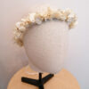 Couronne de fleurs stabilisées et séchées ivoire. Accessoire cheveux mariage champêtre. Acheter en boutique mariage à Paris en ligne