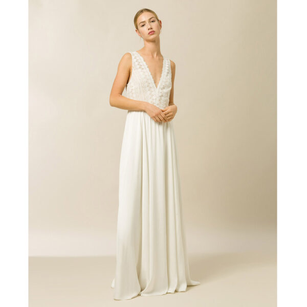 Robe de mariée longue fluide et guipure ivoire Denise. Robe simple et bohème. Petit prix. Acheter en ligne et boutique mariage Paris