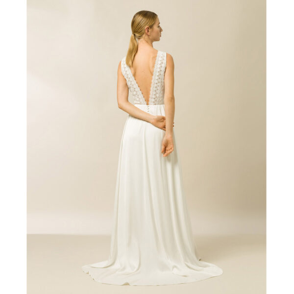Robe de mariée longue fluide et guipure ivoire Denise. Robe simple et bohème. Petit prix. Acheter en ligne et boutique mariage Paris