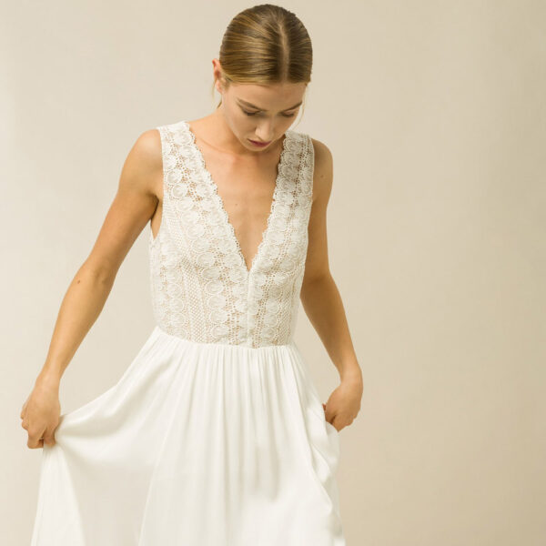 Robe de mariée longue fluide et guipure ivoire Denise. Robe simple et bohème. Petit prix. Acheter en ligne et boutique mariage Paris