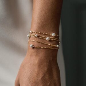Bracelet cinq chaines et perles Fergie. Pivoines and love