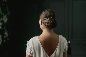 Peigne Firmin perles transparentes et feuilles dorées.