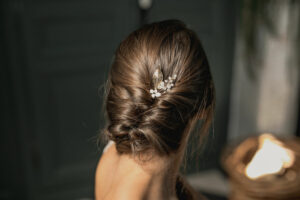 Pic à chignon Firmin perles transparentes et feuille dorée