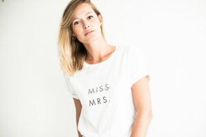Tee-shirt Buttée Miss Mrs à porter par la mariée au lendemain du mariage. Tee shirt blanc message madame. Acheter boutique paris