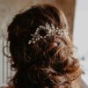 Peigne de mariée feuilles nacrées et perles ovales. Accessoire cheveux Pivoines and love. Acheter en ligne et boutique mariage Paris
