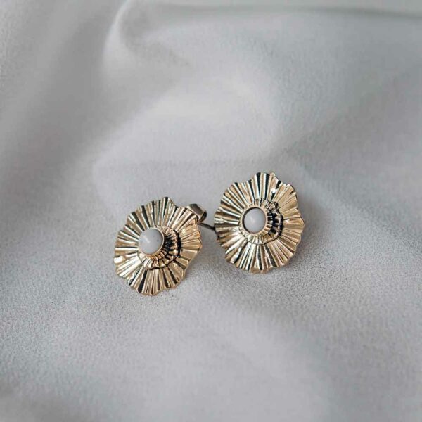 Boucles d'oreille rondes dorées marguerite et perle. Bijou doré et stylé pour mariage ou quotidien. Acheter boutique Paris et eshop