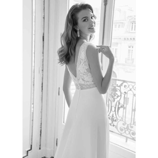 Robe de mariée sans manches grand col V White Sposa. Robe longue simple et bohème, moins de 1000 euros . Essayer boutique mariage Paris.