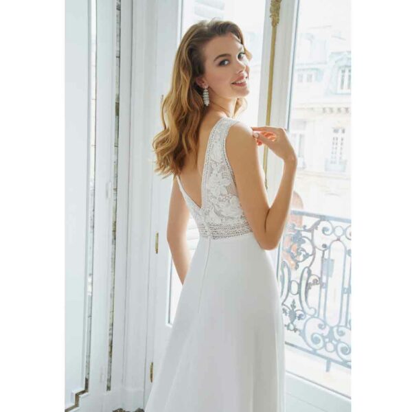 Robe de mariée sans manches grand col V White Sposa. Robe longue simple et bohème, moins de 1000 euros . Essayer boutique mariage Paris.
