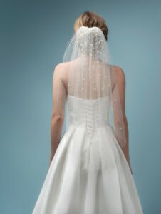 Voile court tulle fin orné de perles . voile simple accessoire de mariée . Acheter boutique mariage Paris. Eshop mariage en ligne