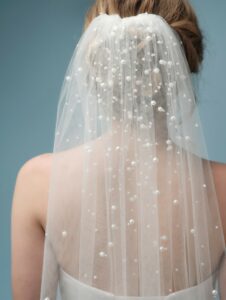 Voile court tulle fin orné de perles . voile simple accessoire de mariée . Acheter boutique mariage Paris. Eshop mariage en ligne