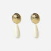 Boucles d'oreille Rima ivoire et dorées. Bijou accessoire mariée créateur fait main en France. Acheter boutique Paris ou en ligne.