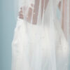 Voile de mariée fin orné de perles tout le long . accessoire de mariée . Acheter boutique mariage Paris. Eshop mariage en ligne