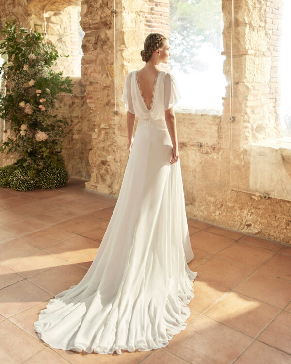 Robe de mariée bohème manches papillon Raison collection Alma 2023. Robe de mariée fluide dos nu. Essayer boutique mariage Paris