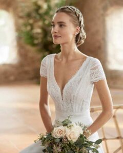 Robe de mariée bohème petites manches Remir collection Alma 2023. Robe de mariée fluide décolleté et dos nu. Essayer boutique mariage Paris.