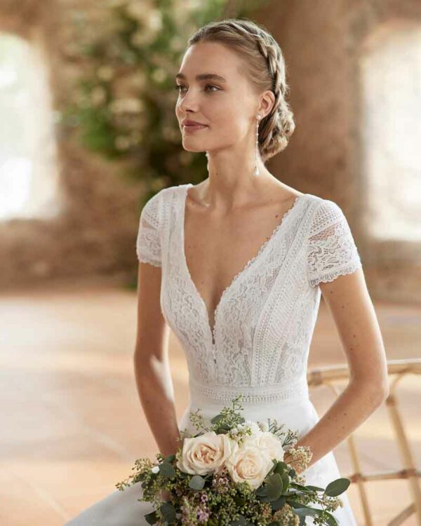 Robe de mariée bohème petites manches Remir collection Alma 2023. Robe de mariée fluide décolleté et dos nu. Essayer boutique mariage Paris.