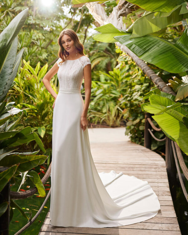 Robe de mariée bohème petites manches Harold collection 2023. Robe de mariée fluide près du corps. Essayer boutique mariage Paris