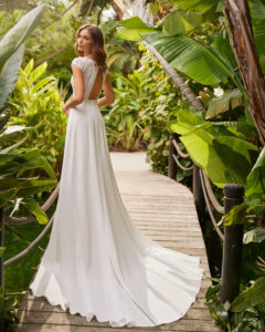 Robe de mariée bohème petites manches Harold collection 2023. Robe de mariée fluide près du corps. Essayer boutique mariage Paris