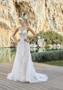 Robe de mariée longue Aube fendue et broderie fleurie. Boutique mariage showroom Paris. Essayer RDV privé essayage Paris