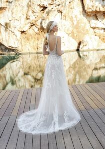 Robe de mariée longue Aube fendue et broderie fleurie. Boutique mariage showroom Paris. Essayer RDV privé essayage Paris