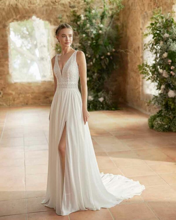 Robe de mariée bohème sans manches et fendue Renee collection Alma 2023. Robe de mariée fluide dos nu. Essayer boutique mariage Paris