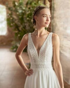 Robe de mariée bohème sans manches et fendue Renee collection Alma 2023. Robe de mariée fluide dos nu. Essayer boutique mariage Paris