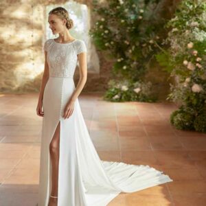 Robe de mariée bohème petites manches Rhin collection Alma 2023. Robe de mariée fluide fendue et dos nu. Essayer boutique mariage Paris.