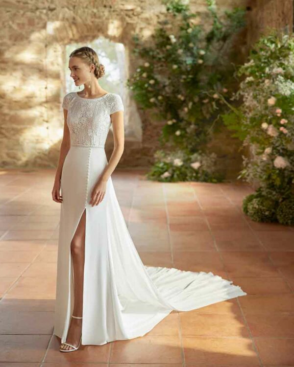 Robe de mariée bohème petites manches Rhin collection Alma 2023. Robe de mariée fluide fendue et dos nu. Essayer boutique mariage Paris.