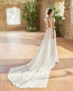 Robe de mariée bohème petites manches Rhin collection Alma 2023. Robe de mariée fluide fendue et dos nu. Essayer boutique mariage Paris.