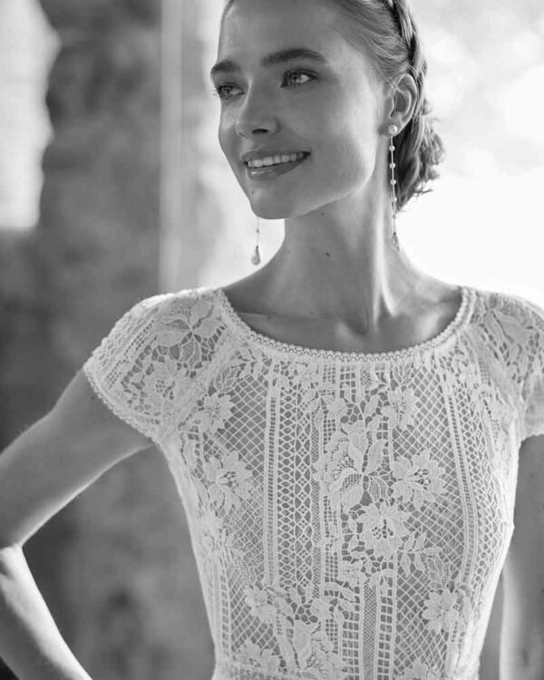 Robe de mariée bohème petites manches Rhin collection Alma 2023. Robe de mariée fluide fendue et dos nu. Essayer boutique mariage Paris.