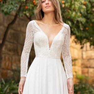 Robe de mariée Elina décolletée manches longues Bo'M. Robe haut dentelle et mousseline. Essayer boutique mariage Paris