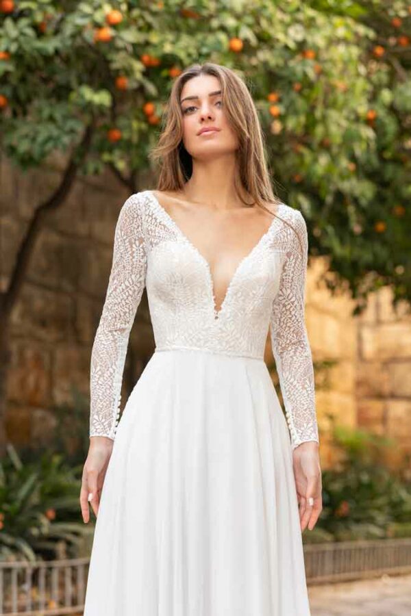 Robe de mariée Elina décolletée manches longues Bo'M. Robe haut dentelle et mousseline. Essayer boutique mariage Paris