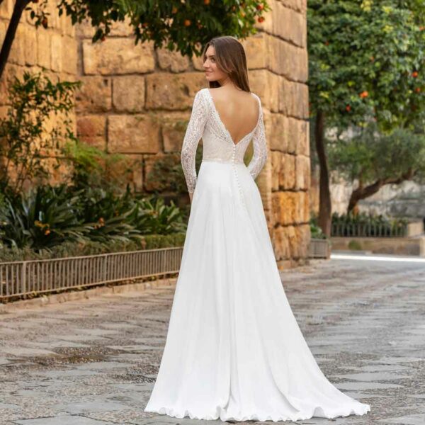 Robe de mariée Elina décolletée manches longues Bo'M. Robe haut dentelle et mousseline. Essayer boutique mariage Paris