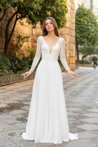 Robe de mariée Elina décolletée manches longues Bo'M. Robe haut dentelle et mousseline. Essayer boutique mariage Paris