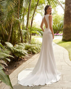 Robe de mariée Hedonia sans dentelle près du corps collection 2023. Robe sirène près du corps. Essayer boutique mariage Paris
