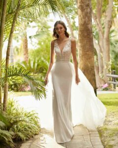 Robe de mariée Hebert près du corps avec surjupe collection 2023. Robe de mariée fluide près du corps. Essayer boutique mariage Paris