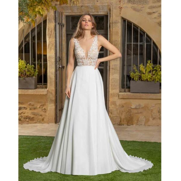 Robe de mariée longue Justine dentelle fine et bas mousseline. Boutique mariage showroom Paris. Essayer RDV privé essayage Paris