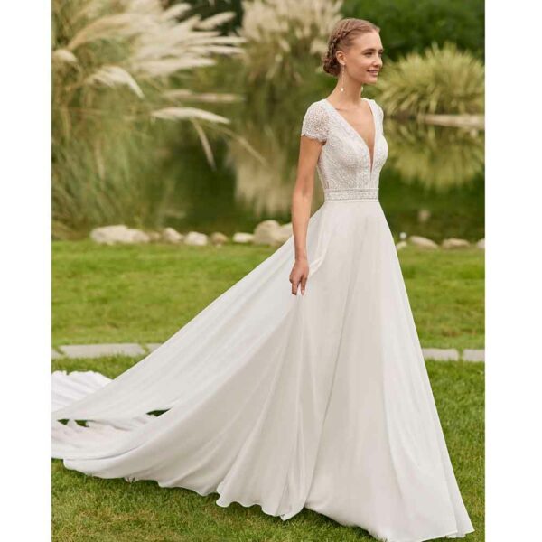 Robe de mariée bohème décolleté et petites manches Ray collection Alma 2023. Robe de mariée fluide décolleté et dos nu. Essayer boutique mariage Paris