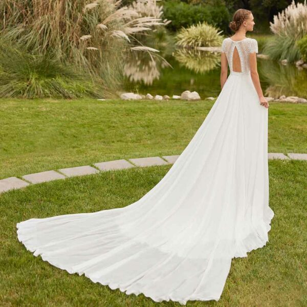 Robe de mariée bohème décolleté et petites manches Ray collection Alma 2023. Robe de mariée fluide décolleté et dos nu. Essayer boutique mariage Paris.